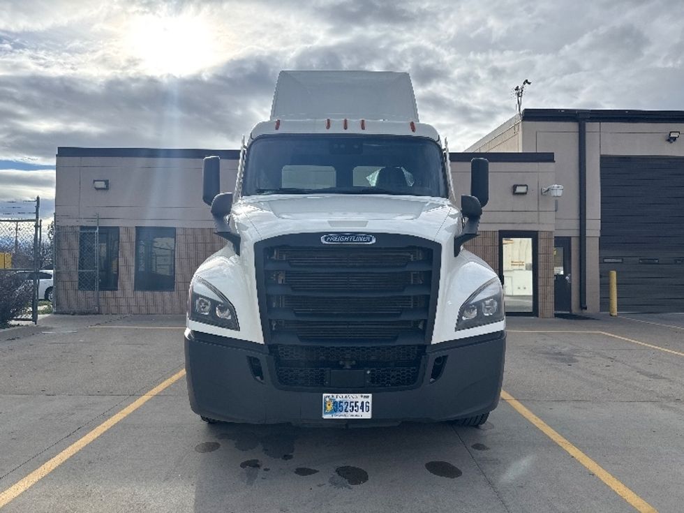 Day Cab Tractor-Heavy Duty Tractors-Freightliner-2021-T12642ST-Salt Lake City-UT-122,098\n\t\tmiles-$ 65,000 - Image 2