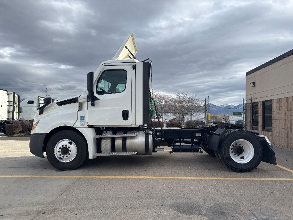 Day Cab Tractor-Heavy Duty Tractors-Freightliner-2021-T12642ST-Salt Lake City-UT-122,098\n\t\tmiles-$ 65,000 - Image 4