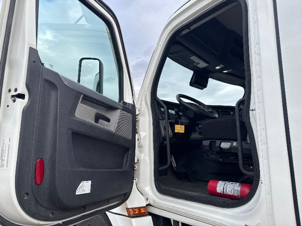 Day Cab Tractor-Heavy Duty Tractors-Freightliner-2021-T12642ST-Salt Lake City-UT-122,098\n\t\tmiles-$ 65,000 - Image 9