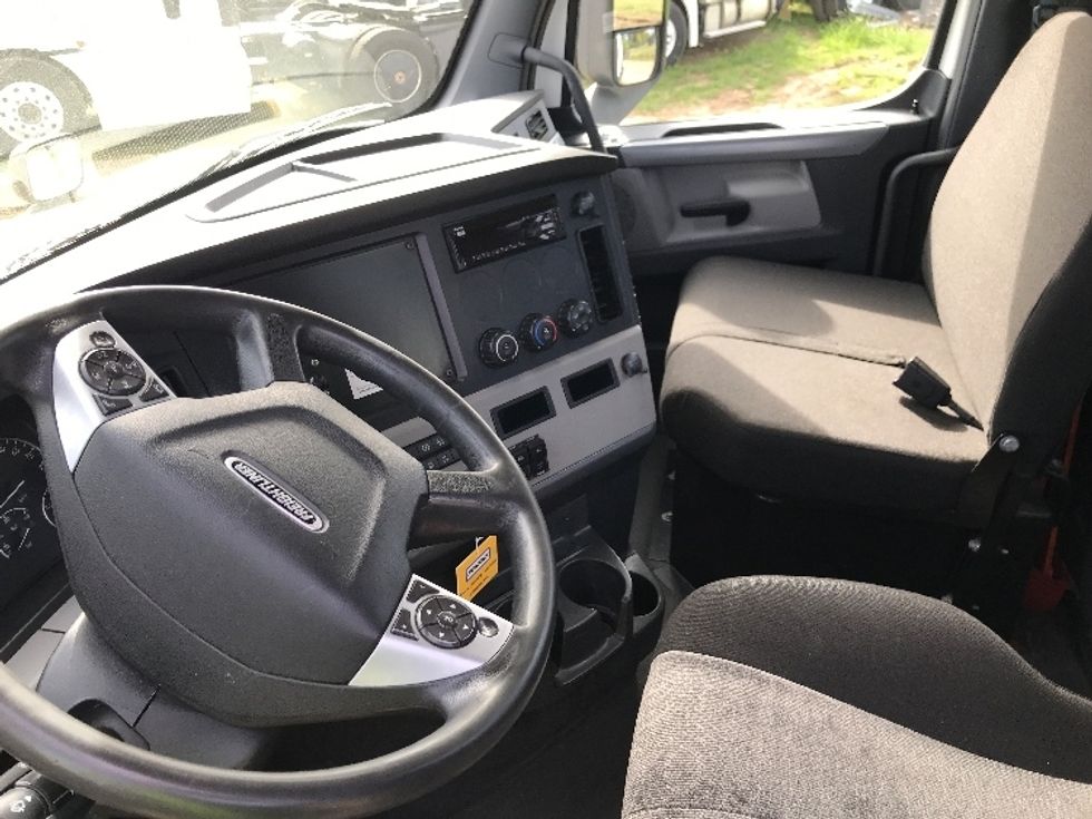 2021 Freightliner Cascadia 126" Day cab photo 9