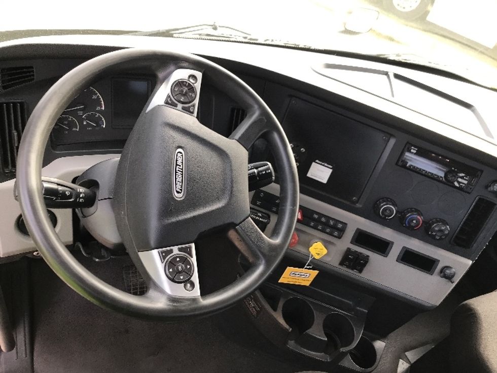 2021 Freightliner Cascadia 126" Day cab photo 10