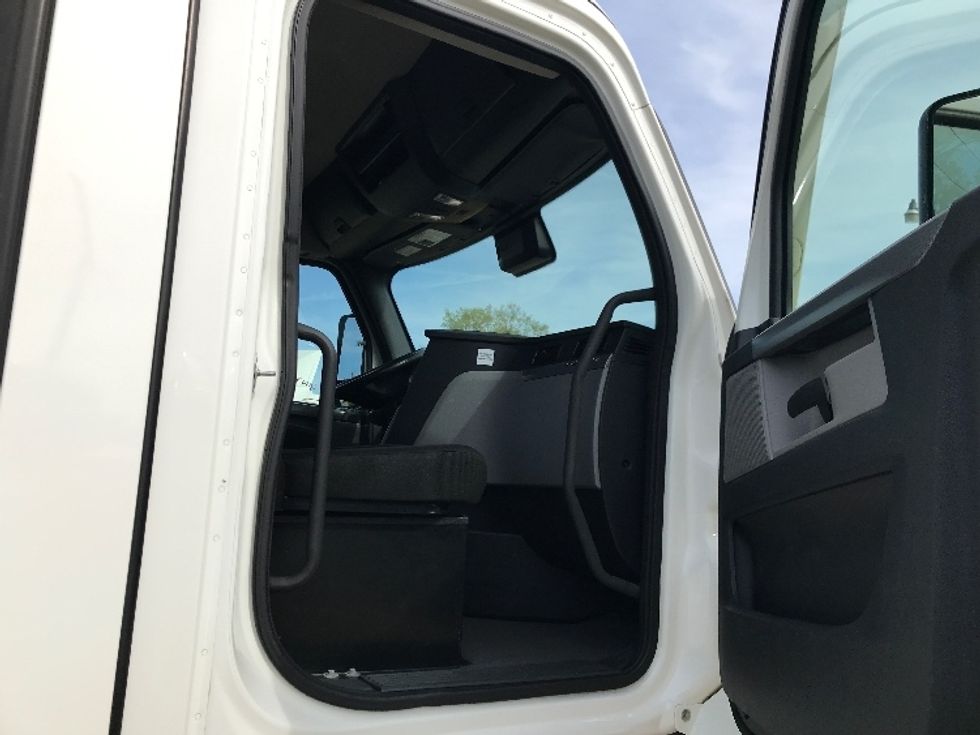 2021 Freightliner Cascadia 126" Day cab photo 11