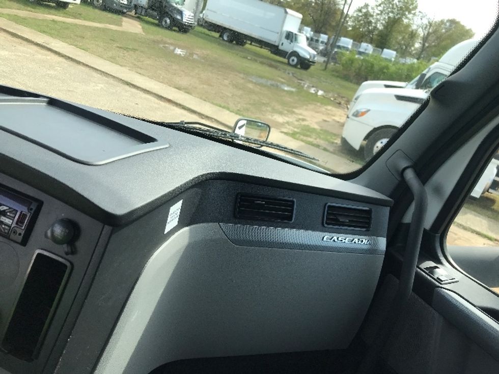 2021 Freightliner Cascadia 126" Day cab photo 12