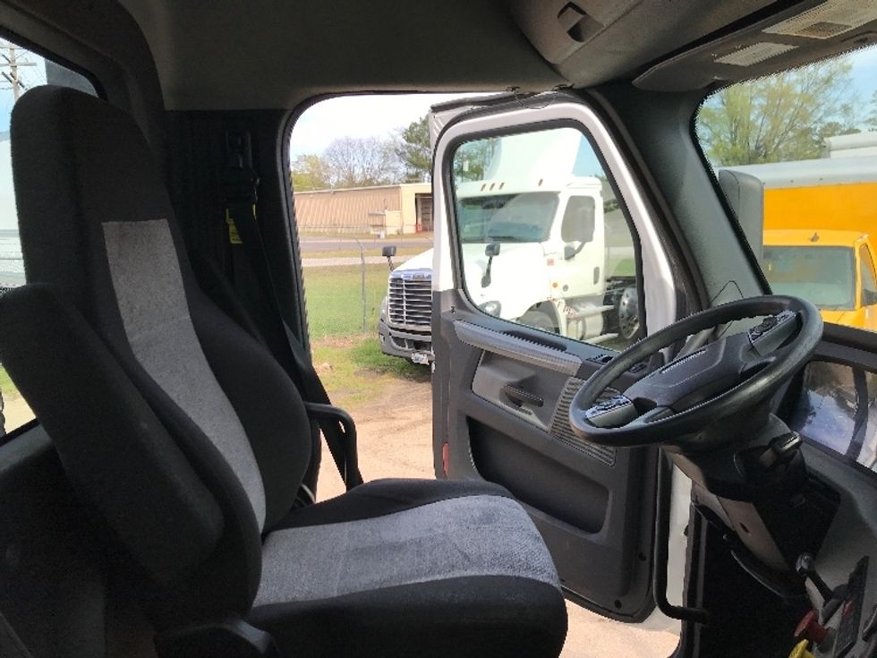 2021 Freightliner Cascadia 126" Day cab photo 13