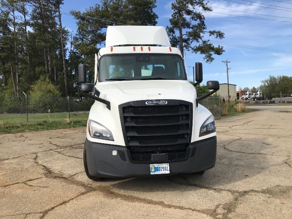 2021 Freightliner Cascadia 126" Day cab photo 2