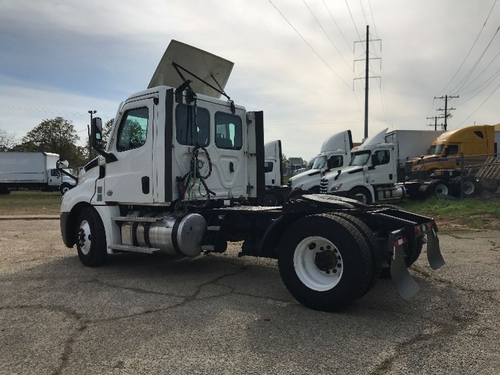 2021 Freightliner Cascadia 126" Day cab photo 5
