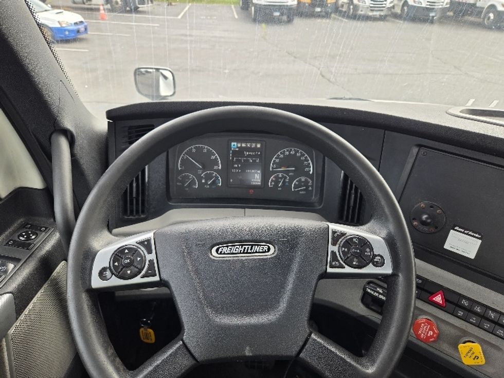 Day Cab Tractor-Heavy Duty Tractors-Freightliner-2021-T12642ST-Springfield-MA-223,858\n\t\tmiles-$ 58,250 - Image 11