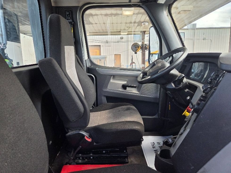 Day Cab Tractor-Heavy Duty Tractors-Freightliner-2021-T12642ST-Springfield-MA-223,858\n\t\tmiles-$ 58,250 - Image 14