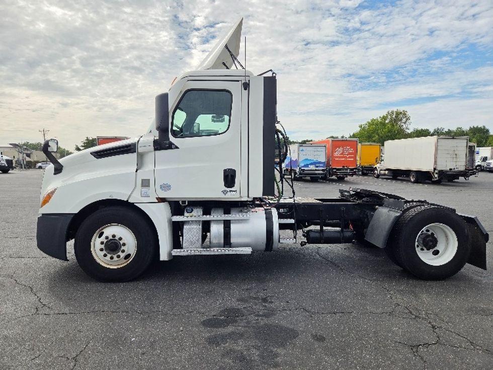 Day Cab Tractor-Heavy Duty Tractors-Freightliner-2021-T12642ST-Springfield-MA-223,858\n\t\tmiles-$ 58,250 - Image 4