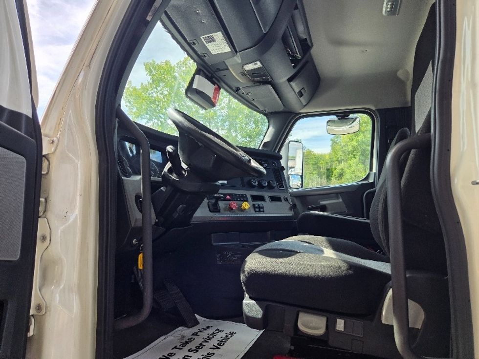 Day Cab Tractor-Heavy Duty Tractors-Freightliner-2021-T12642ST-Springfield-MA-223,858\n\t\tmiles-$ 58,250 - Image 9
