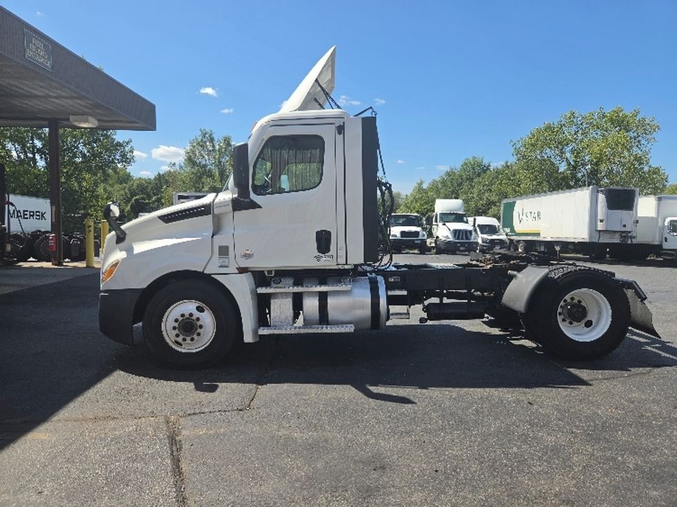 Day Cab Tractor-Heavy Duty Tractors-Freightliner-2021-T12642ST-Springfield-MA-247,287\n\t\tmiles-$ 57,000 - Image 4