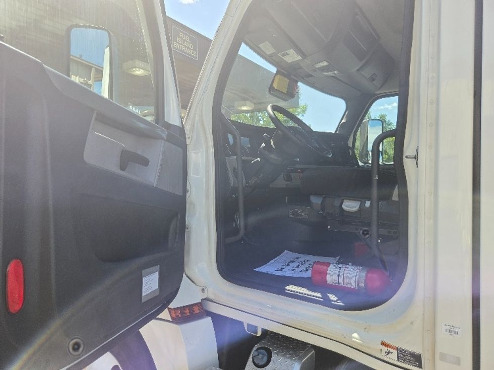 Day Cab Tractor-Heavy Duty Tractors-Freightliner-2021-T12642ST-Springfield-MA-247,287\n\t\tmiles-$ 57,000 - Image 9