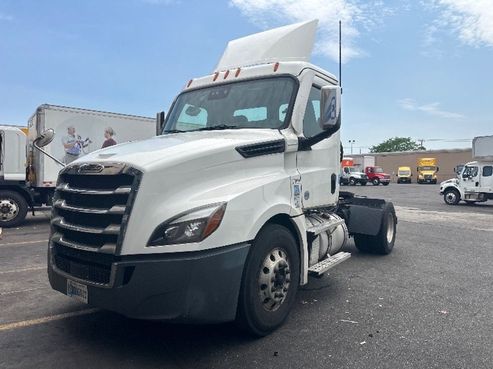 Day Cab Tractor-Heavy Duty Tractors-Freightliner-2021-T12642ST-West Babylon-NY-197,188\n\t\tmiles-$ 44,500 - Image 1