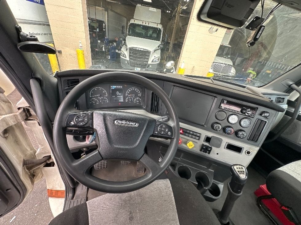 Day Cab Tractor-Heavy Duty Tractors-Freightliner-2021-T12642ST-West Babylon-NY-197,188\n\t\tmiles-$ 44,500 - Image 11