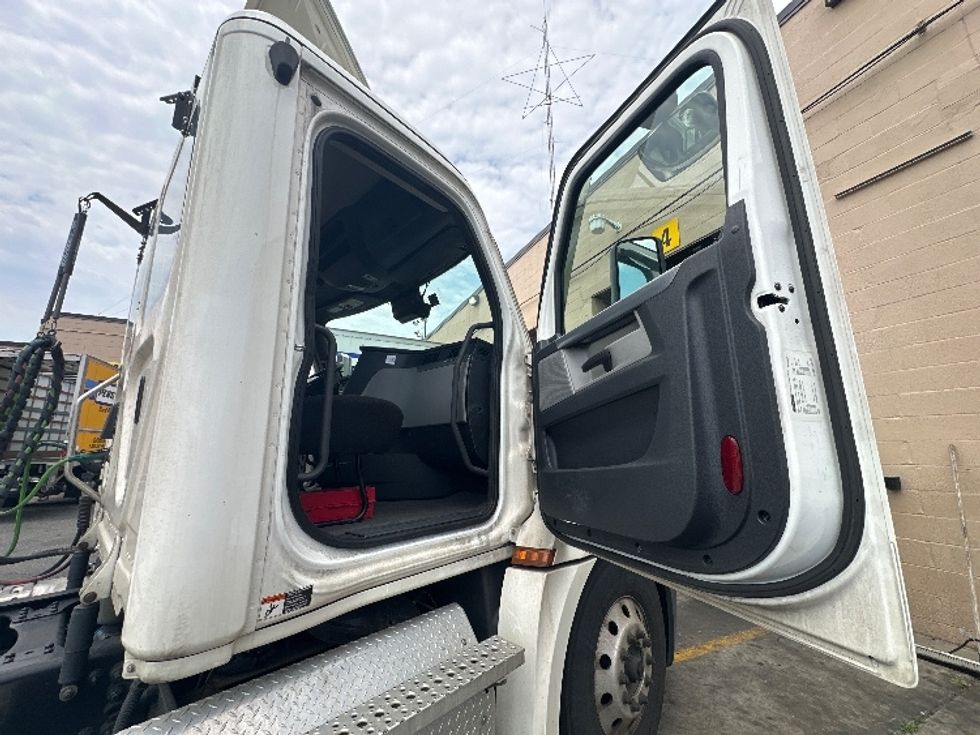 Day Cab Tractor-Heavy Duty Tractors-Freightliner-2021-T12642ST-West Babylon-NY-197,188\n\t\tmiles-$ 44,500 - Image 12