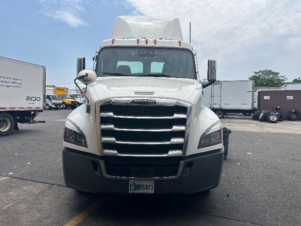 Day Cab Tractor-Heavy Duty Tractors-Freightliner-2021-T12642ST-West Babylon-NY-197,188\n\t\tmiles-$ 44,500 - Image 2