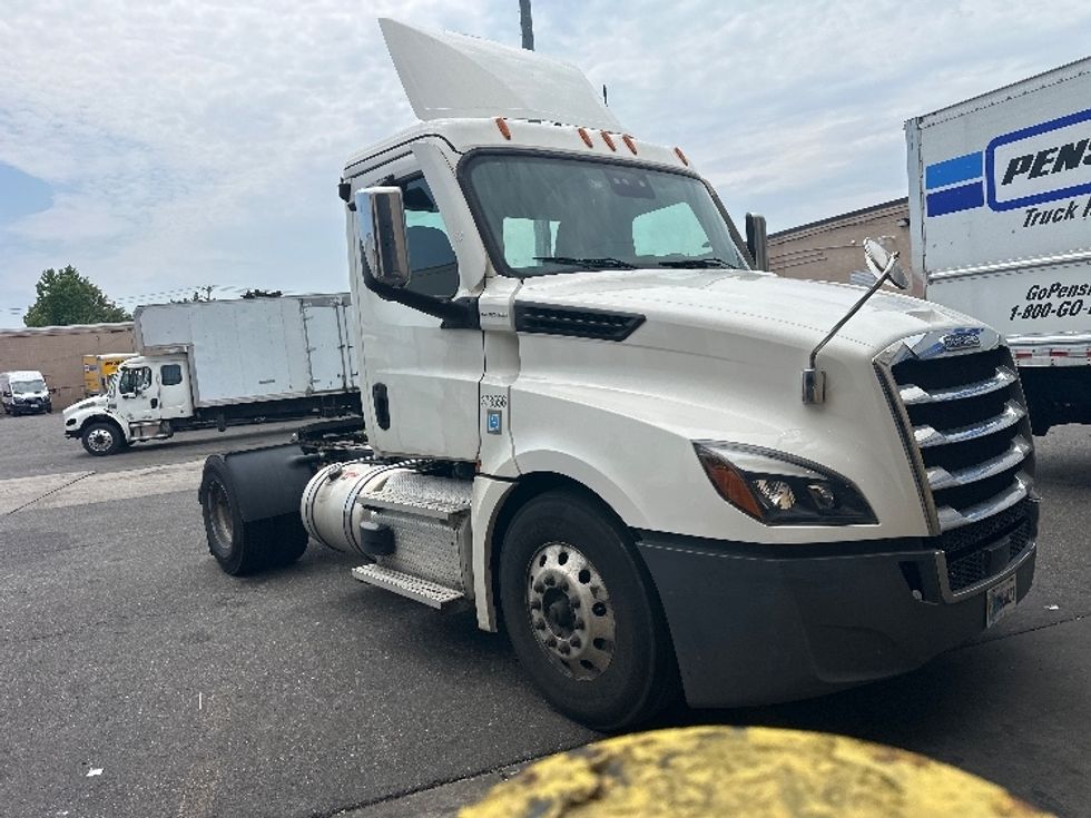 Day Cab Tractor-Heavy Duty Tractors-Freightliner-2021-T12642ST-West Babylon-NY-197,188\n\t\tmiles-$ 44,500 - Image 3