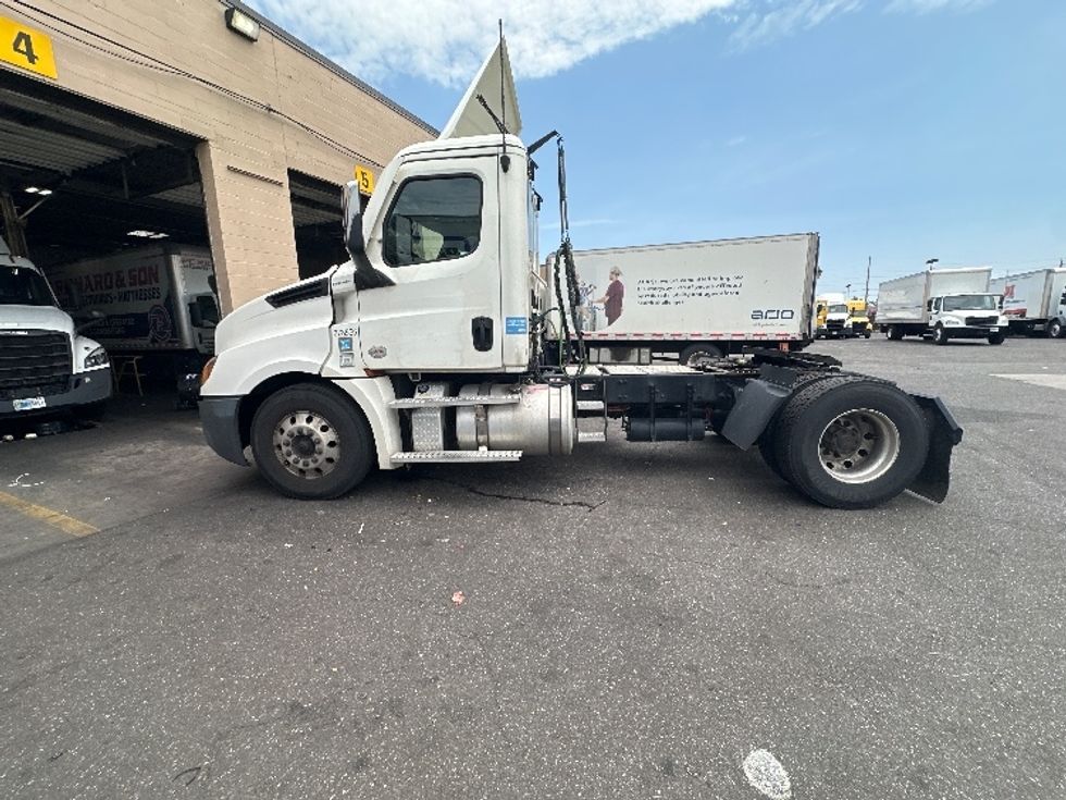 Day Cab Tractor-Heavy Duty Tractors-Freightliner-2021-T12642ST-West Babylon-NY-197,188\n\t\tmiles-$ 44,500 - Image 4