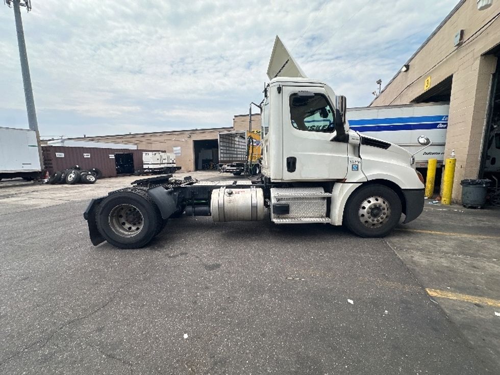 Day Cab Tractor-Heavy Duty Tractors-Freightliner-2021-T12642ST-West Babylon-NY-197,188\n\t\tmiles-$ 44,500 - Image 8