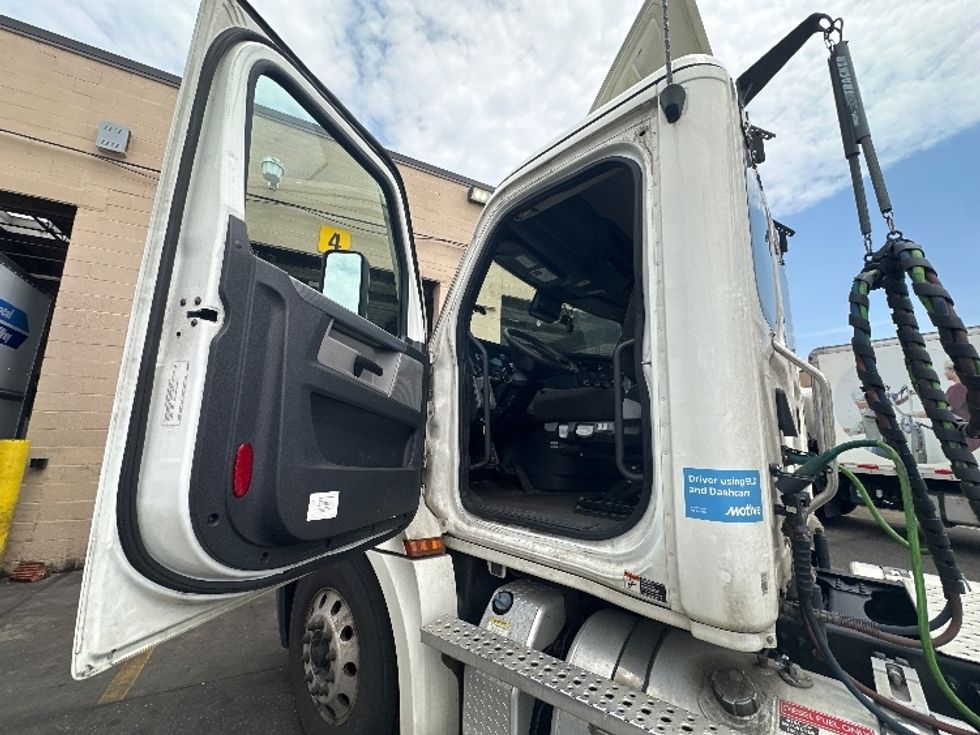 Day Cab Tractor-Heavy Duty Tractors-Freightliner-2021-T12642ST-West Babylon-NY-197,188\n\t\tmiles-$ 44,500 - Image 9