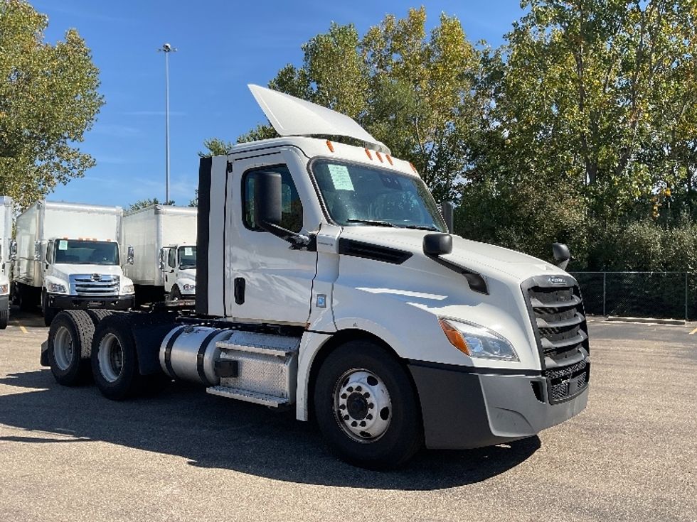 Day Cab Tractor-Heavy Duty Tractors-Freightliner-2021-T12664ST-Akron-OH-379,269\n\t\tmiles-$ 59,500 - Image 1