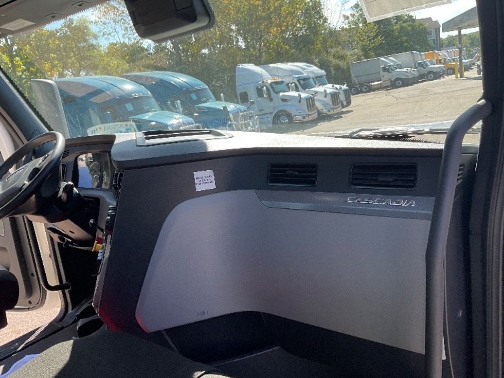 Day Cab Tractor-Heavy Duty Tractors-Freightliner-2021-T12664ST-Akron-OH-379,269\n\t\tmiles-$ 59,500 - Image 13