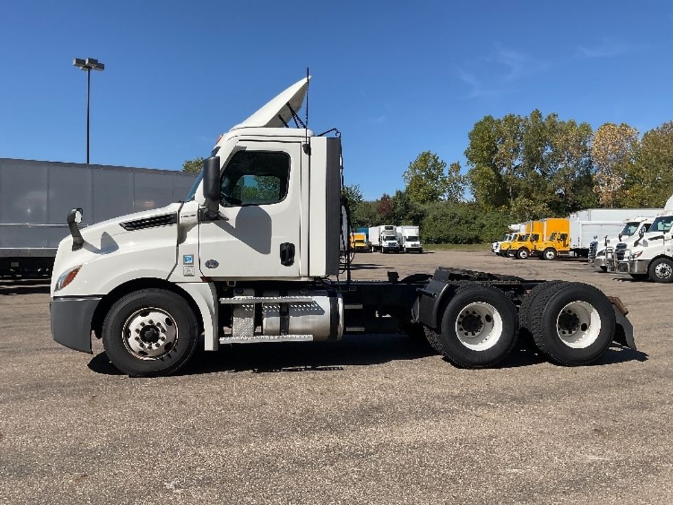 Day Cab Tractor-Heavy Duty Tractors-Freightliner-2021-T12664ST-Akron-OH-379,269\n\t\tmiles-$ 59,500 - Image 4