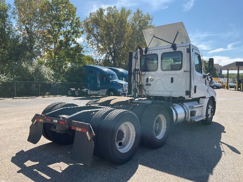Day Cab Tractor-Heavy Duty Tractors-Freightliner-2021-T12664ST-Akron-OH-379,269\n\t\tmiles-$ 59,500 - Image 7