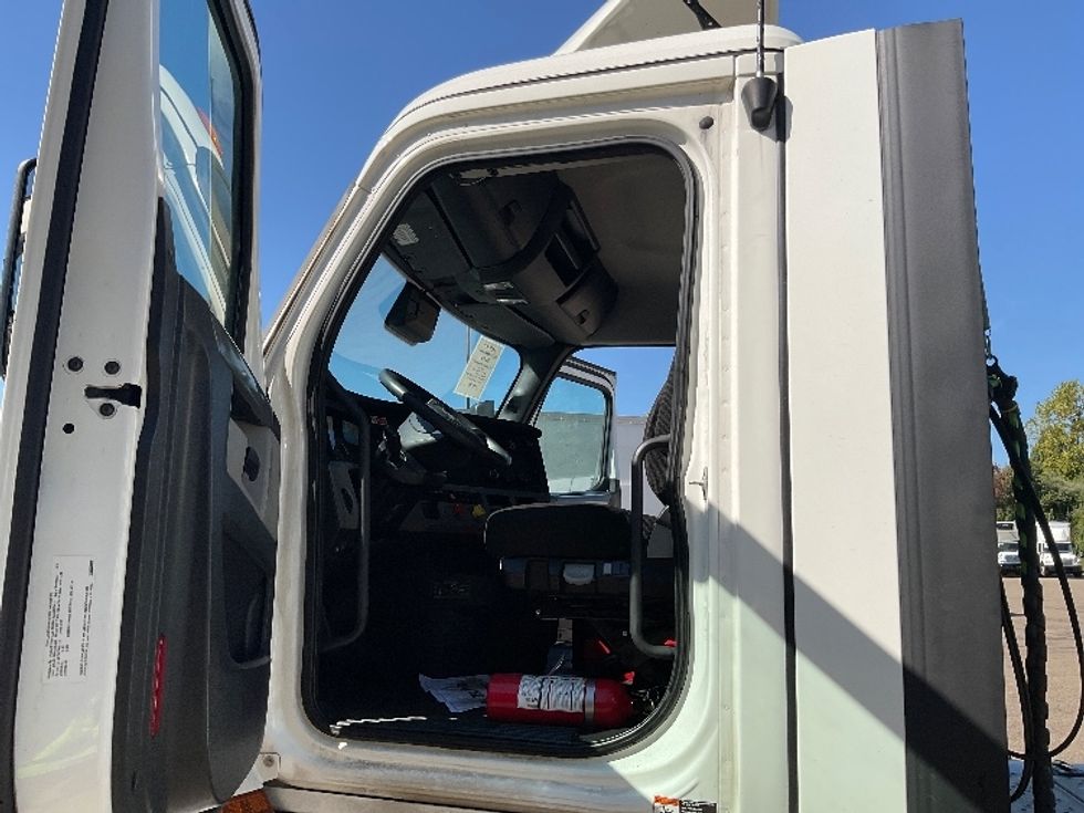 Day Cab Tractor-Heavy Duty Tractors-Freightliner-2021-T12664ST-Akron-OH-379,269\n\t\tmiles-$ 59,500 - Image 9