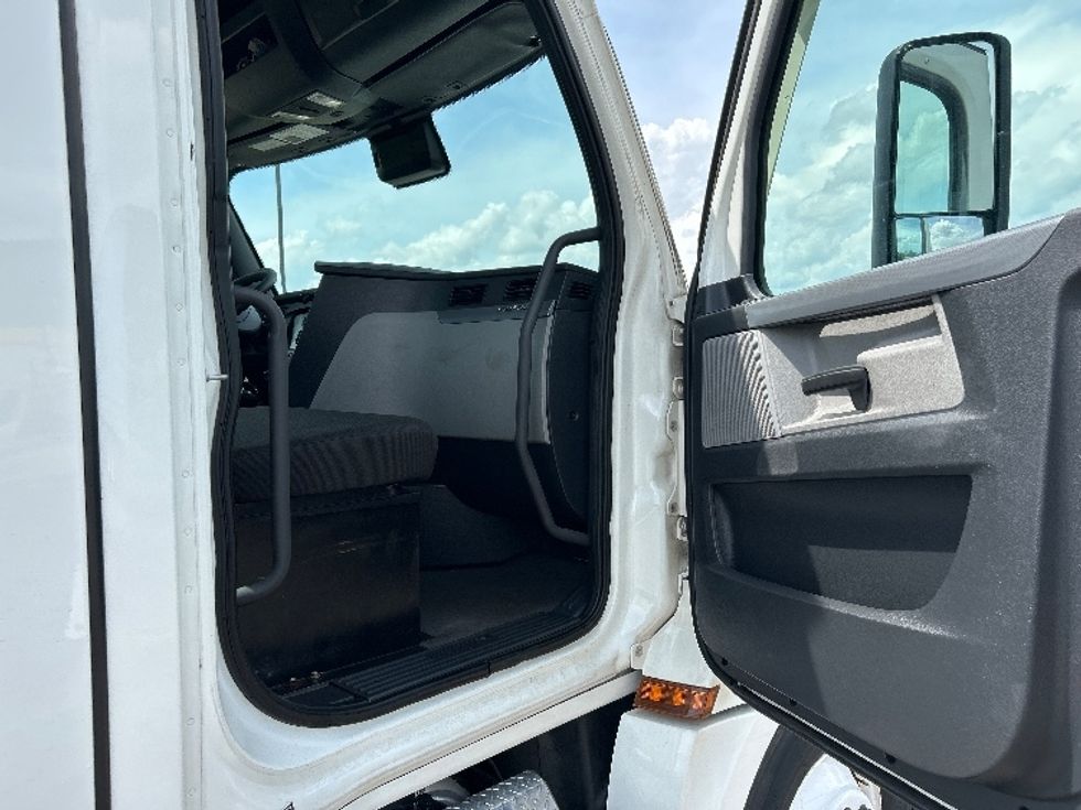 Day Cab Tractor-Heavy Duty Tractors-Freightliner-2021-T12664ST-Akron-OH-545,536\n\t\tmiles-$ 43,750 - Image 10