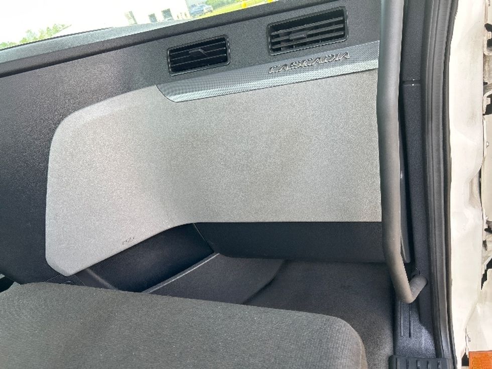 Day Cab Tractor-Heavy Duty Tractors-Freightliner-2021-T12664ST-Akron-OH-545,536\n\t\tmiles-$ 43,750 - Image 11