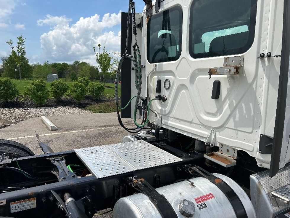 Day Cab Tractor-Heavy Duty Tractors-Freightliner-2021-T12664ST-Akron-OH-545,536\n\t\tmiles-$ 43,750 - Image 15