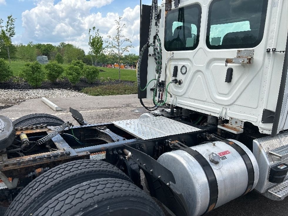 Day Cab Tractor-Heavy Duty Tractors-Freightliner-2021-T12664ST-Akron-OH-545,536\n\t\tmiles-$ 43,750 - Image 16