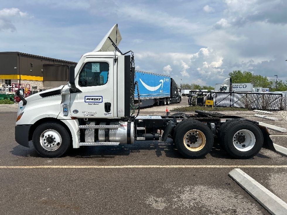 Day Cab Tractor-Heavy Duty Tractors-Freightliner-2021-T12664ST-Akron-OH-545,536\n\t\tmiles-$ 43,750 - Image 4