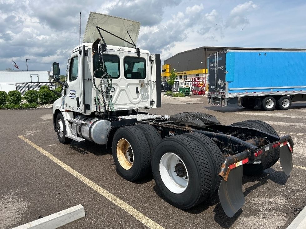 Day Cab Tractor-Heavy Duty Tractors-Freightliner-2021-T12664ST-Akron-OH-545,536\n\t\tmiles-$ 43,750 - Image 5
