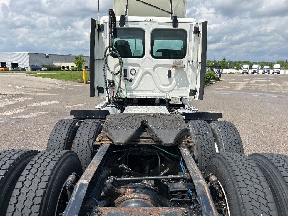Day Cab Tractor-Heavy Duty Tractors-Freightliner-2021-T12664ST-Akron-OH-545,536\n\t\tmiles-$ 43,750 - Image 6