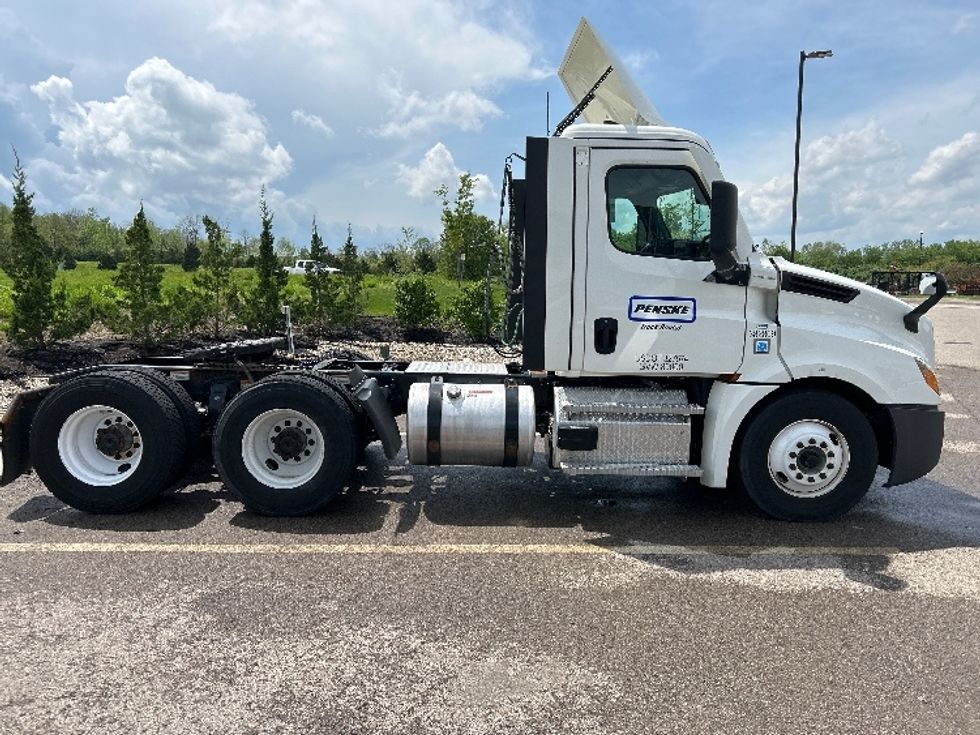 Day Cab Tractor-Heavy Duty Tractors-Freightliner-2021-T12664ST-Akron-OH-545,536\n\t\tmiles-$ 43,750 - Image 7