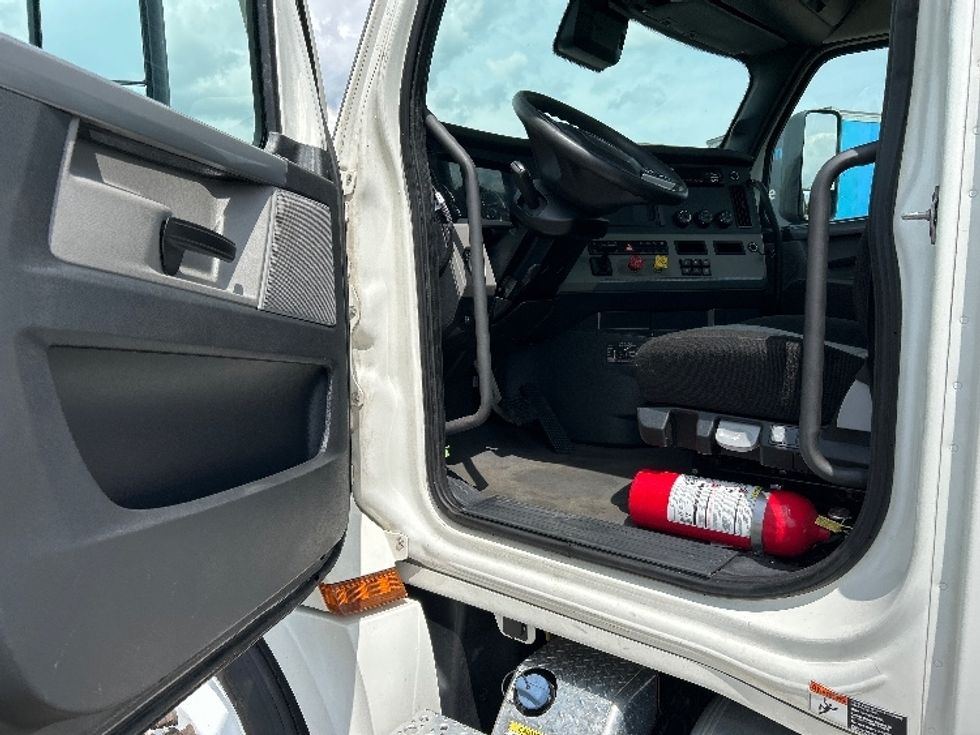 Day Cab Tractor-Heavy Duty Tractors-Freightliner-2021-T12664ST-Akron-OH-545,536\n\t\tmiles-$ 43,750 - Image 8