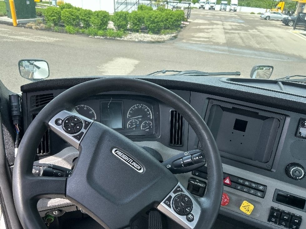 Day Cab Tractor-Heavy Duty Tractors-Freightliner-2021-T12664ST-Akron-OH-545,536\n\t\tmiles-$ 43,750 - Image 9