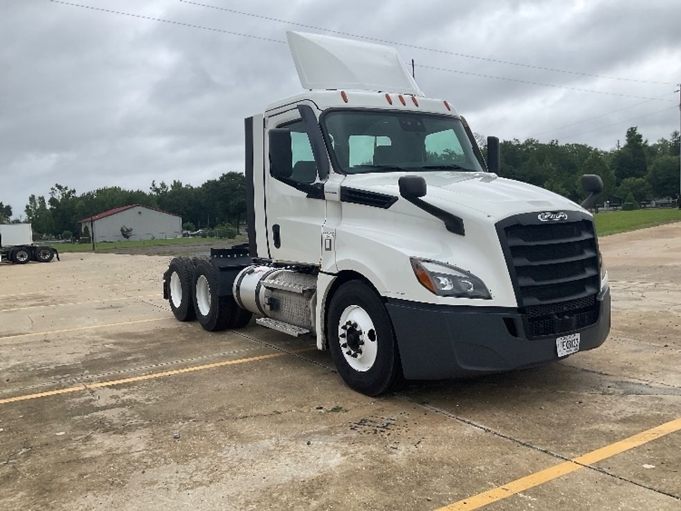 Day Cab Tractor-Heavy Duty Tractors-Freightliner-2021-T12664ST-Albany-GA-561,749\n\t\tmiles-$ 42,000 - Image 1