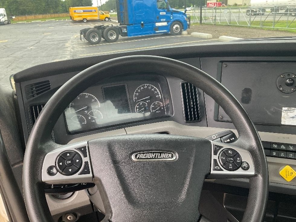 Day Cab Tractor-Heavy Duty Tractors-Freightliner-2021-T12664ST-Albany-GA-561,749\n\t\tmiles-$ 42,000 - Image 11