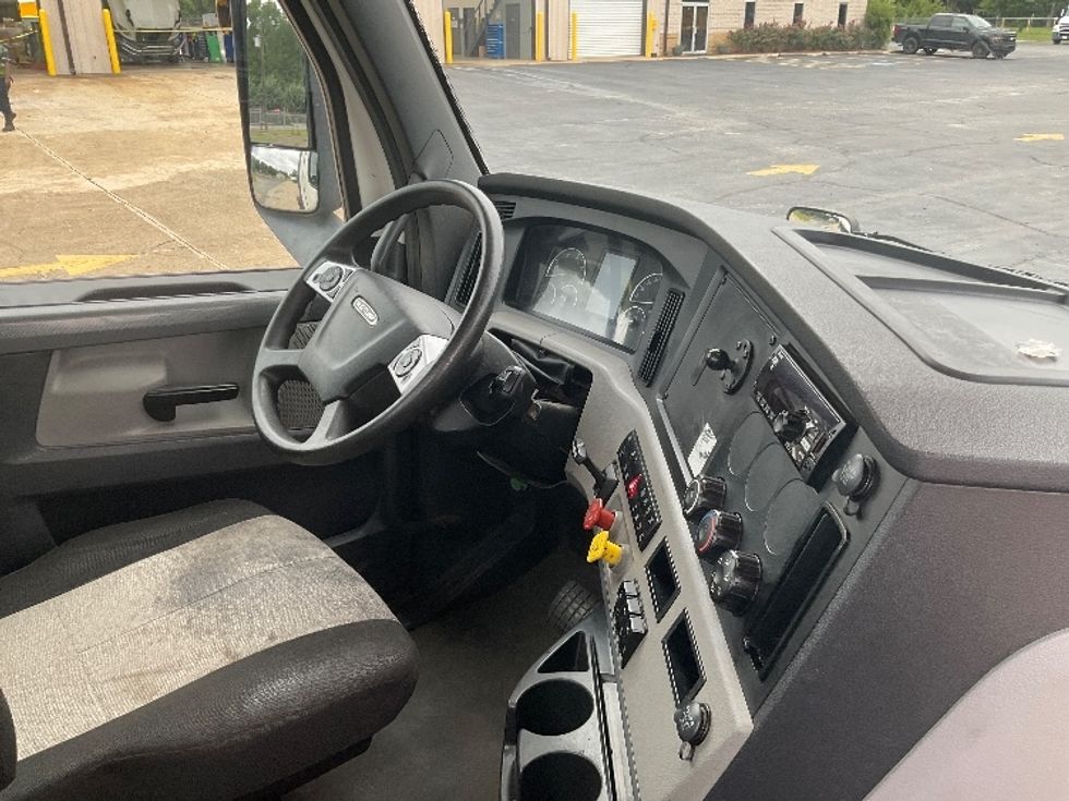 Day Cab Tractor-Heavy Duty Tractors-Freightliner-2021-T12664ST-Albany-GA-561,749\n\t\tmiles-$ 42,000 - Image 14