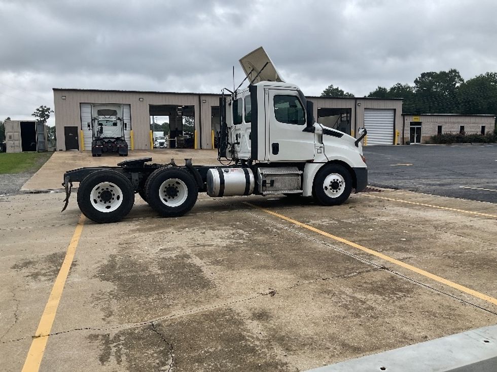 Day Cab Tractor-Heavy Duty Tractors-Freightliner-2021-T12664ST-Albany-GA-561,749\n\t\tmiles-$ 42,000 - Image 8
