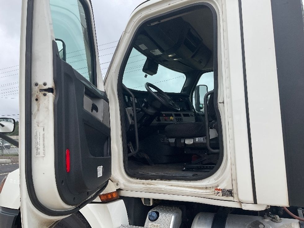 Day Cab Tractor-Heavy Duty Tractors-Freightliner-2021-T12664ST-Albany-GA-561,749\n\t\tmiles-$ 42,000 - Image 9
