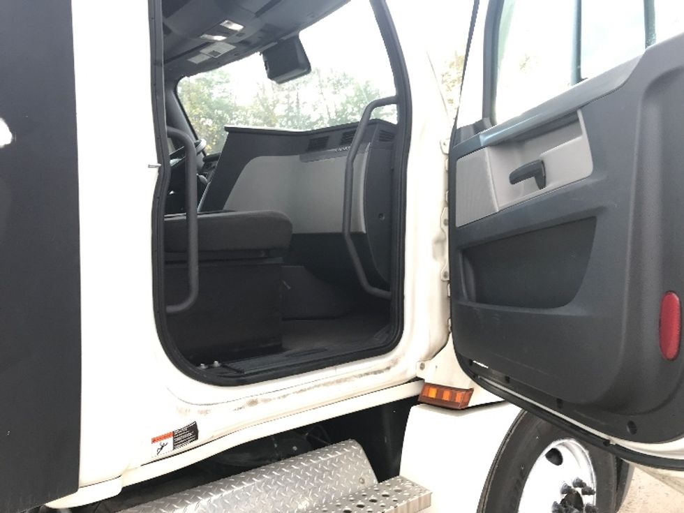 Day Cab Tractor-Heavy Duty Tractors-Freightliner-2021-T12664ST-Albany-NY-226,480\n\t\tmiles-$ 60,500 - Image 12