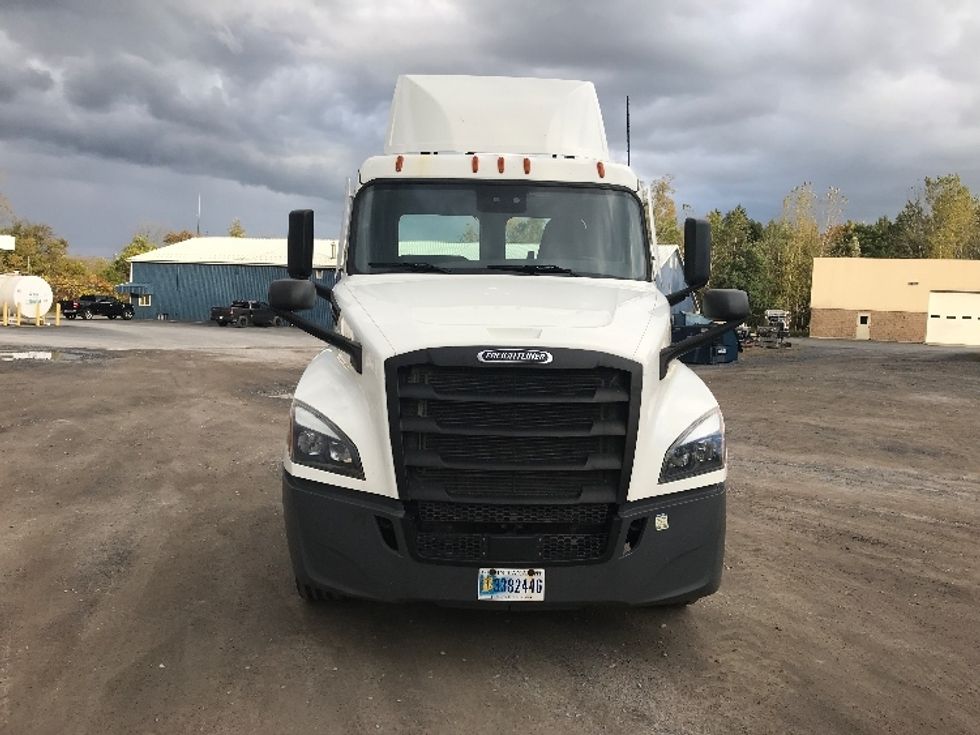 2021 Freightliner Cascadia 126" Day cab photo 2