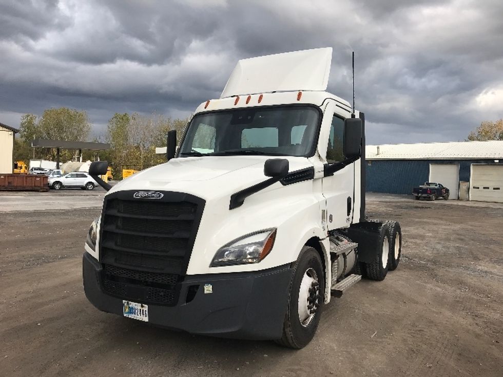 2021 Freightliner Cascadia 126" Day cab photo 3