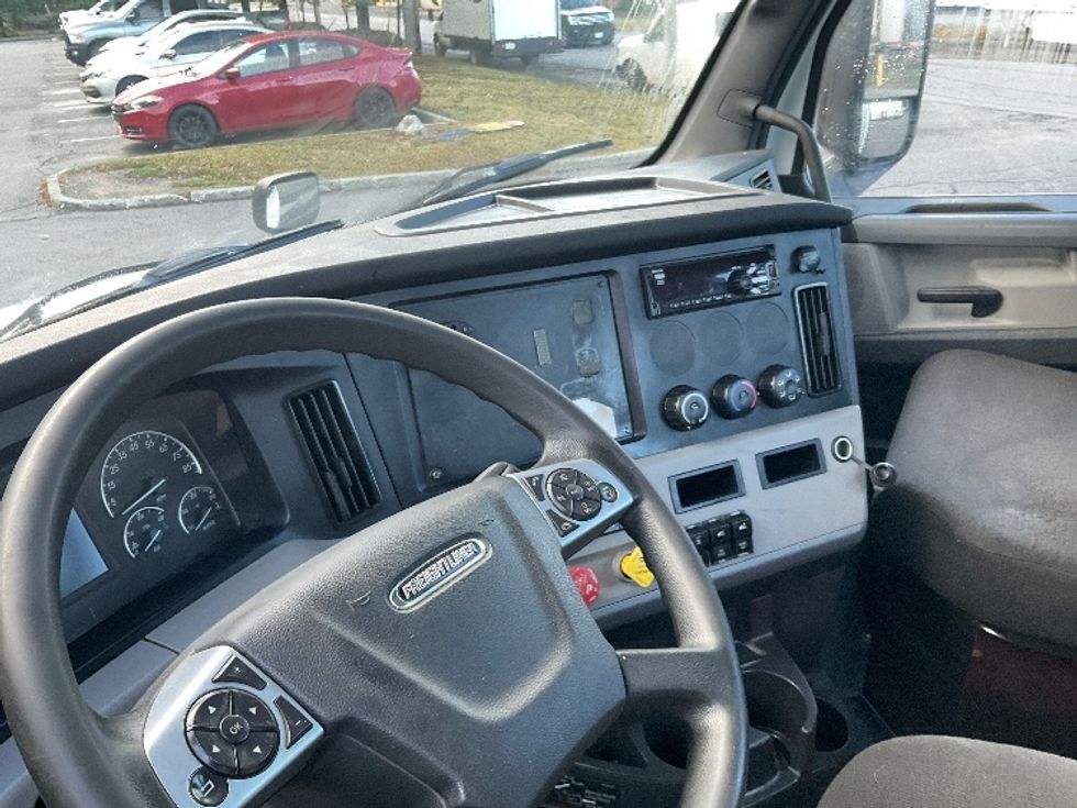 Day Cab Tractor-Heavy Duty Tractors-Freightliner-2021-T12664ST-Albany-NY-311,325\n\t\tmiles-$ 56,750 - Image 11