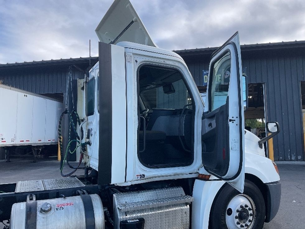Day Cab Tractor-Heavy Duty Tractors-Freightliner-2021-T12664ST-Albany-NY-311,325\n\t\tmiles-$ 56,750 - Image 12