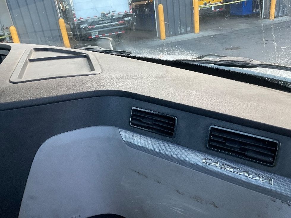 Day Cab Tractor-Heavy Duty Tractors-Freightliner-2021-T12664ST-Albany-NY-311,325\n\t\tmiles-$ 56,750 - Image 13